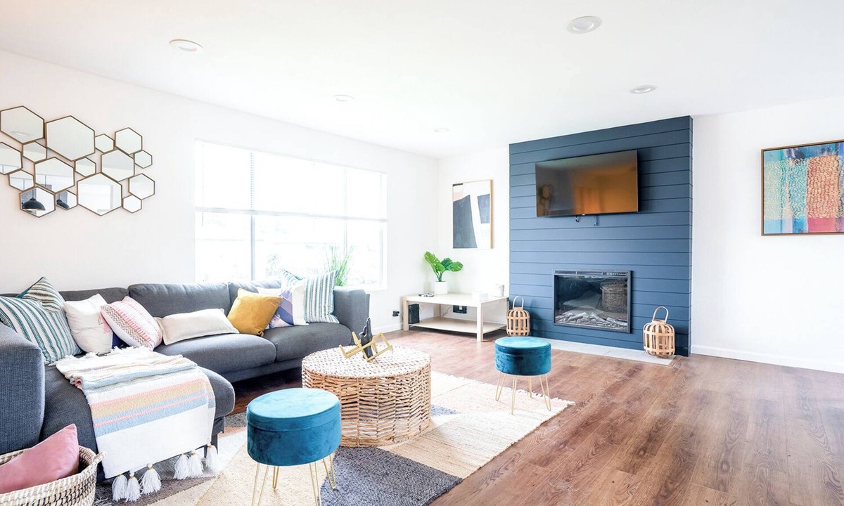 South Beacon Hill House | Spacious 6-BR Farmhouse near Downtown