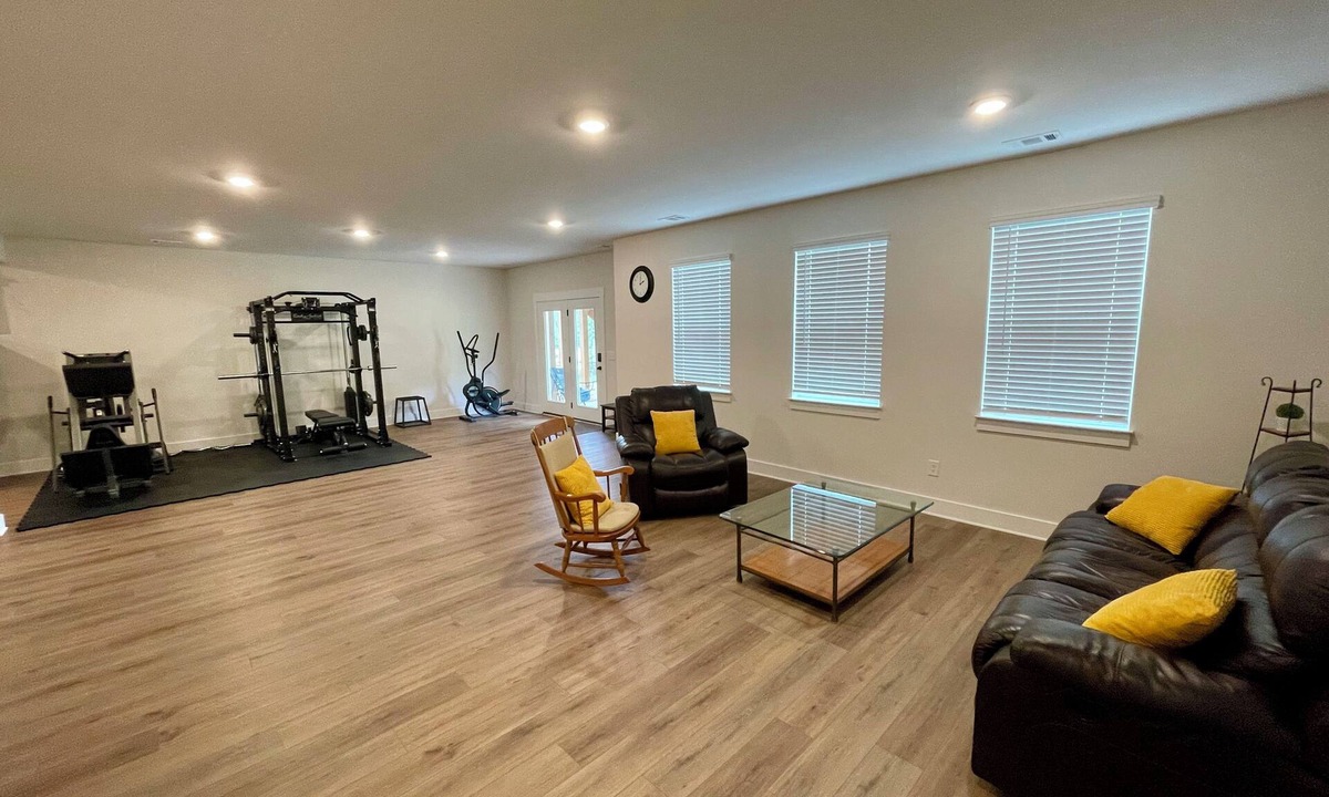 Central House | Spacious Basement Suite with full Kitchen 4 Miles to CU