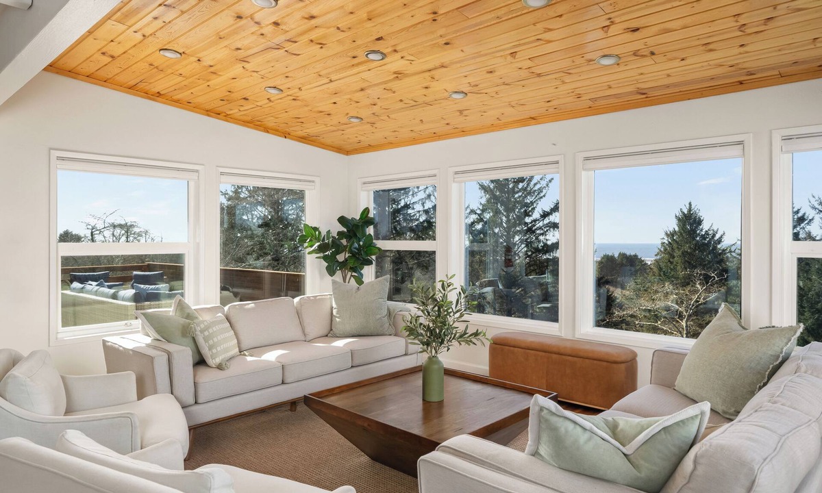 Neskowin House | Spacious Coastal Retreat Hot Tub Ocean View 3 King Bedrooms