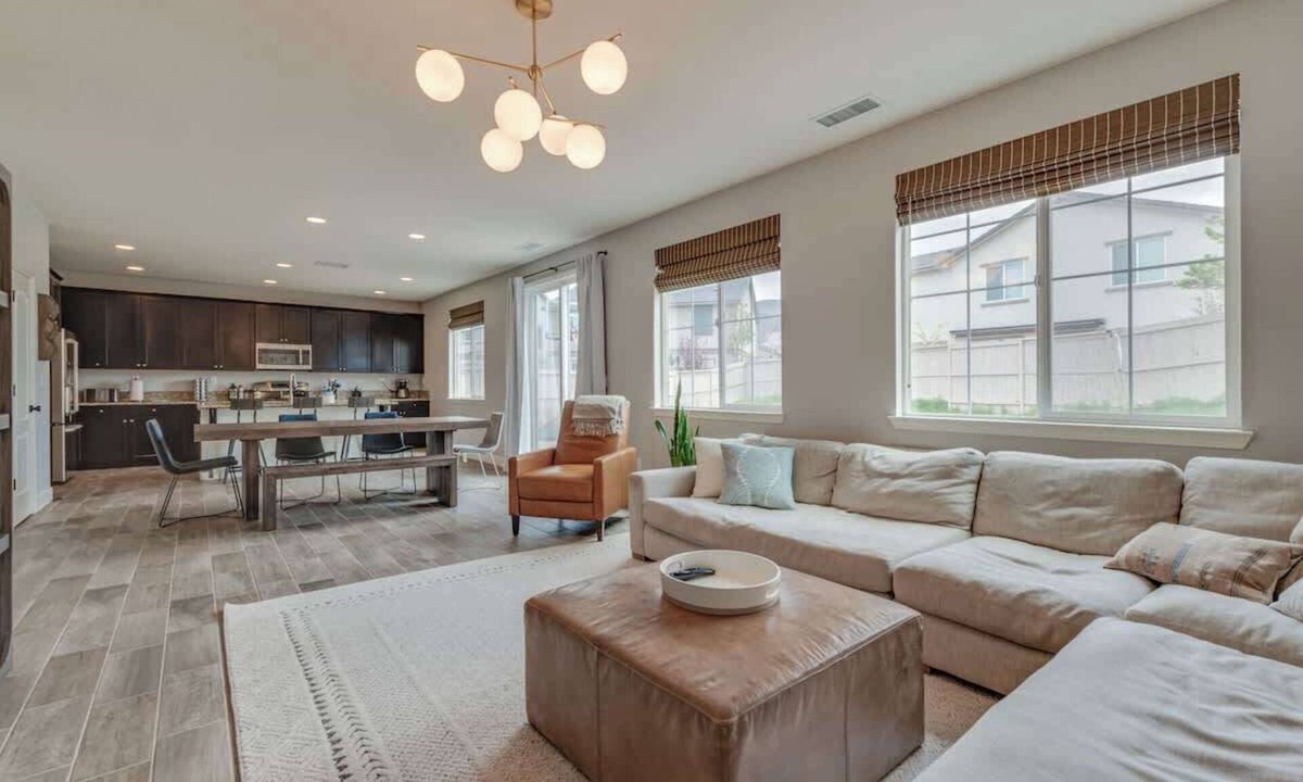 Reno House | Spacious & Comfy ~ 5★ Location ~ ♛Royal Beds ~ 4BR