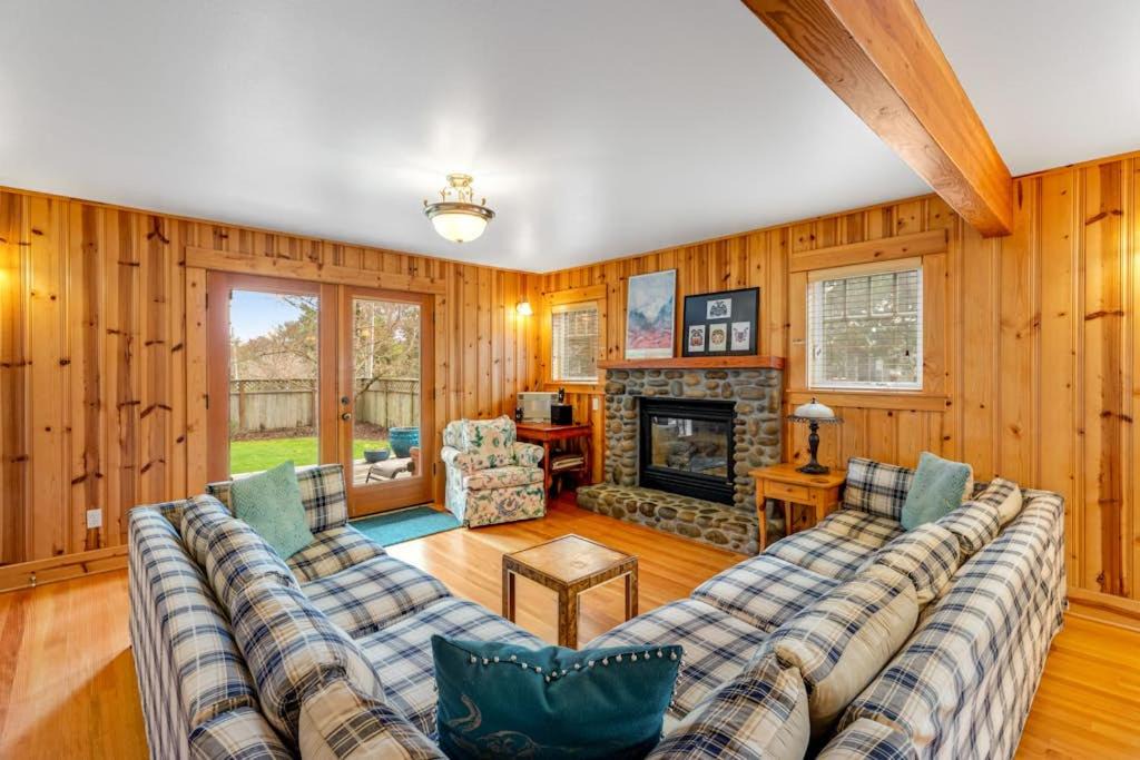 Gearhart House | Spacious Cottage with Enclosed Yard - Walk to the Beach Weddings Welcome
