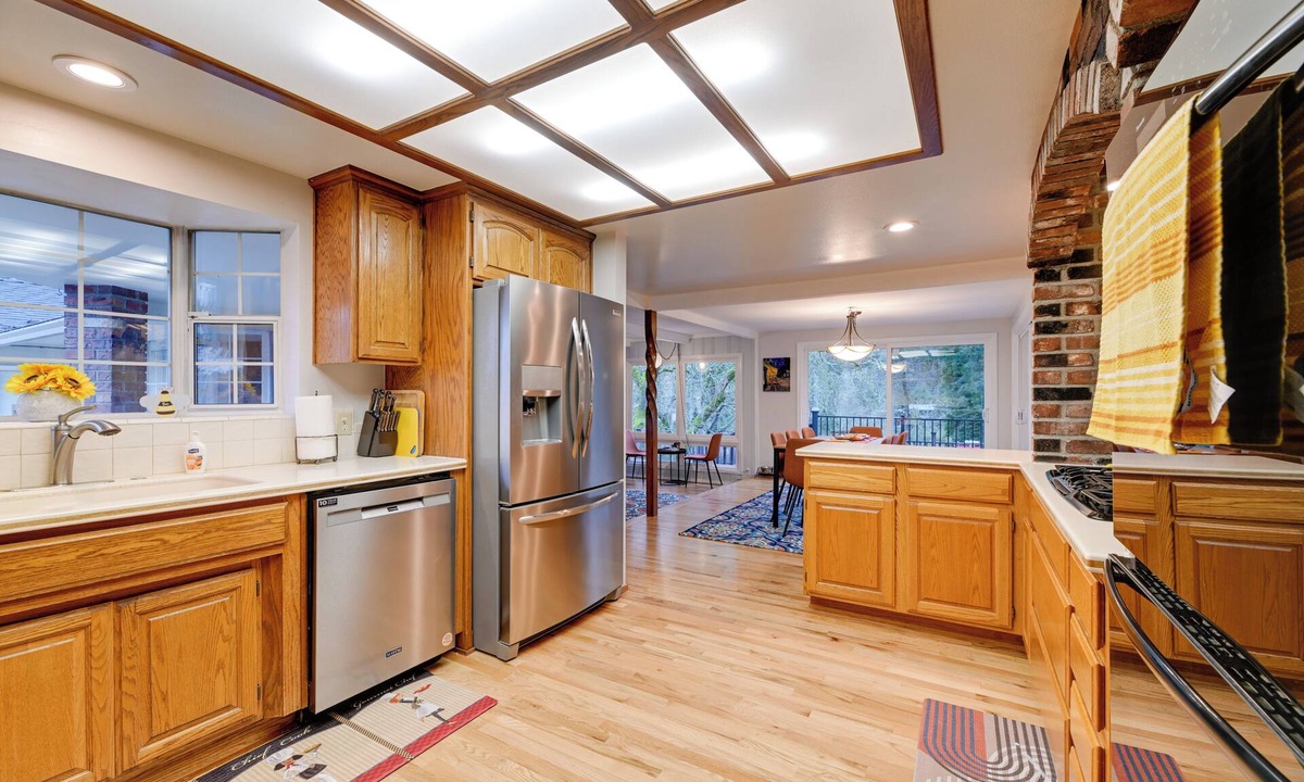Grants Pass Cottage | Spacious Grants Pass Home w/Hot Tub & Views!