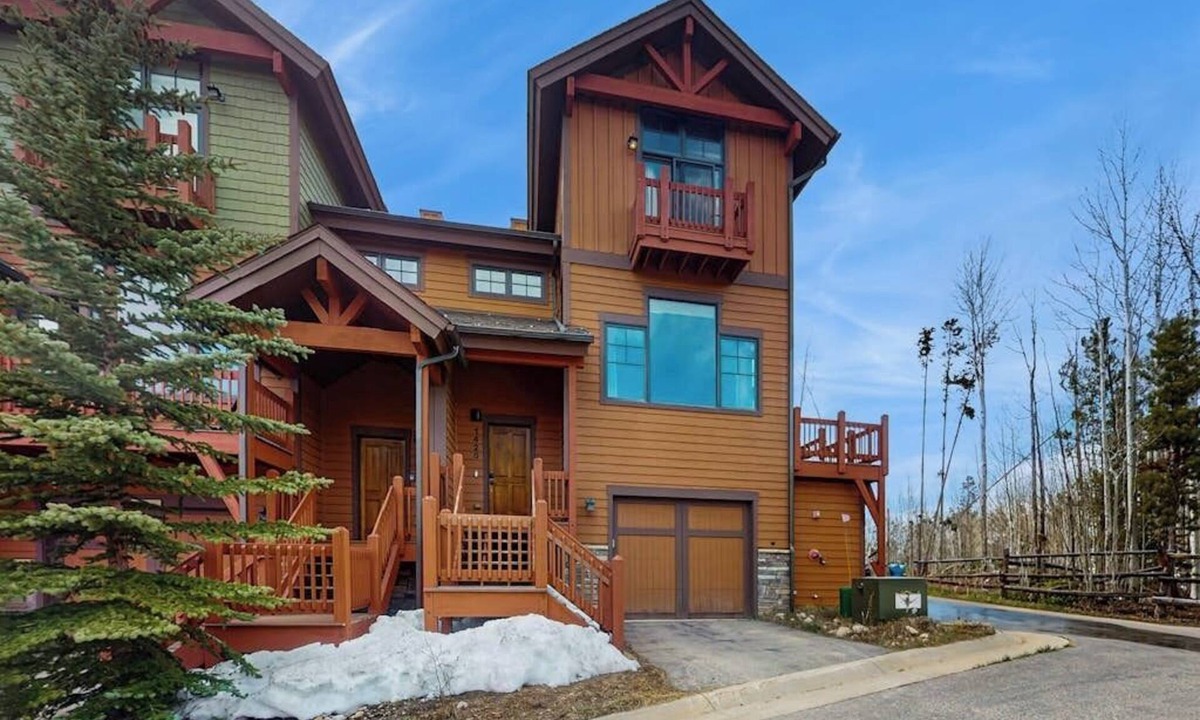 Bear Crossing House | Spacious home w/kitchen, wifi, great views, deck & convenient location
