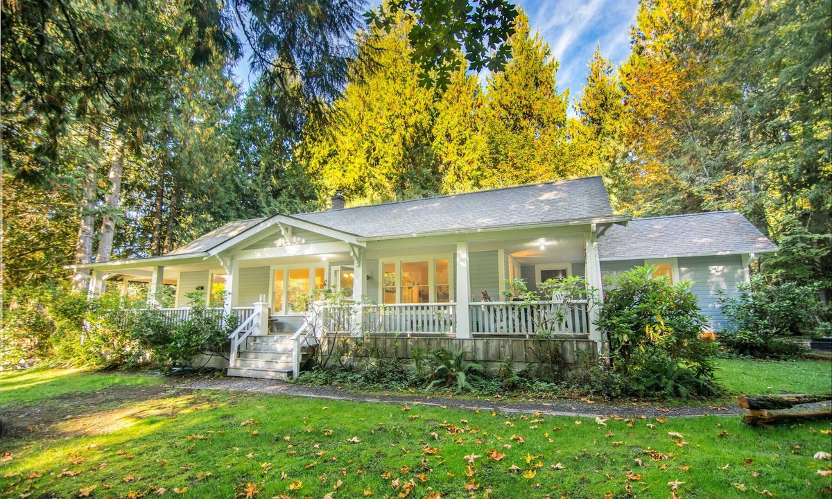 Ashford House | Spacious Inn: 3 Suites (each with bthrm), Living & Dining Rm, Kitchen, Hottub