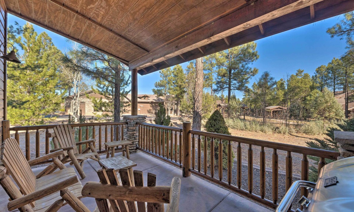 Torreon Cottage | Spacious & Lovely Getaway w/Deck in Show Low!