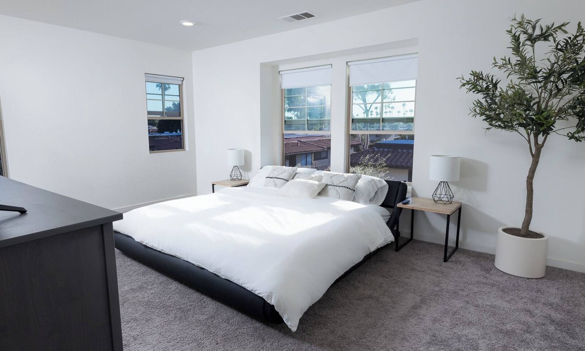 Riverview West House | Spacious Luxury 4BR 15 min to Disney, Family Home, Parking, extra beds, games