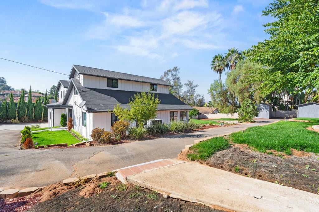 San Diego County House | Spacious Modern Farmhouse Retreat with Two Kitchens and Pool - Ideal for Large Groups and Families