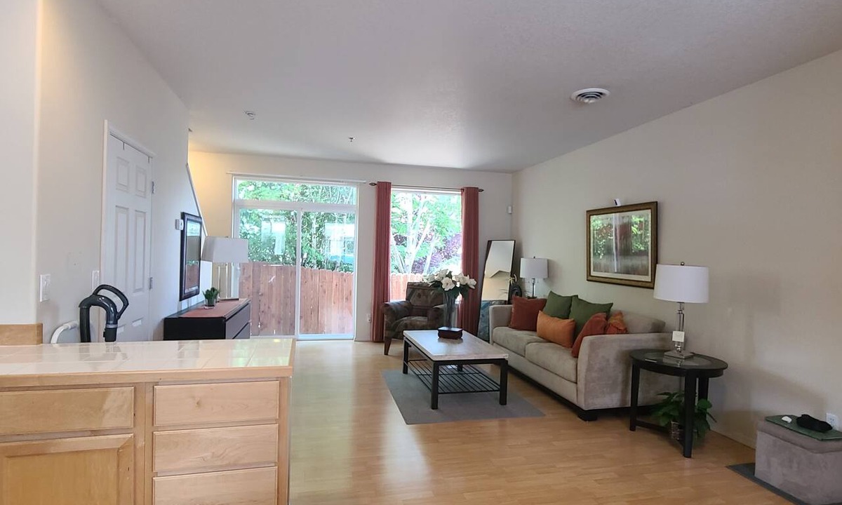 Beaverton House | Spacious Townhouse in the Amberglen Area Hillsboro
