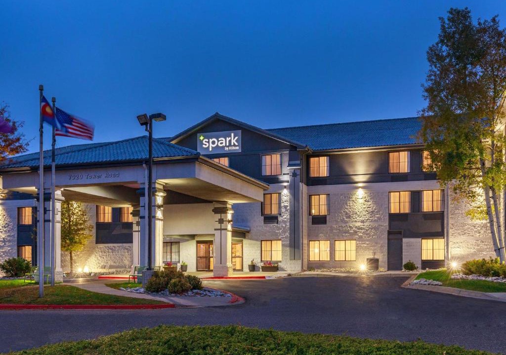 Dupont Hotel | Spark by Hilton Denver International Airport