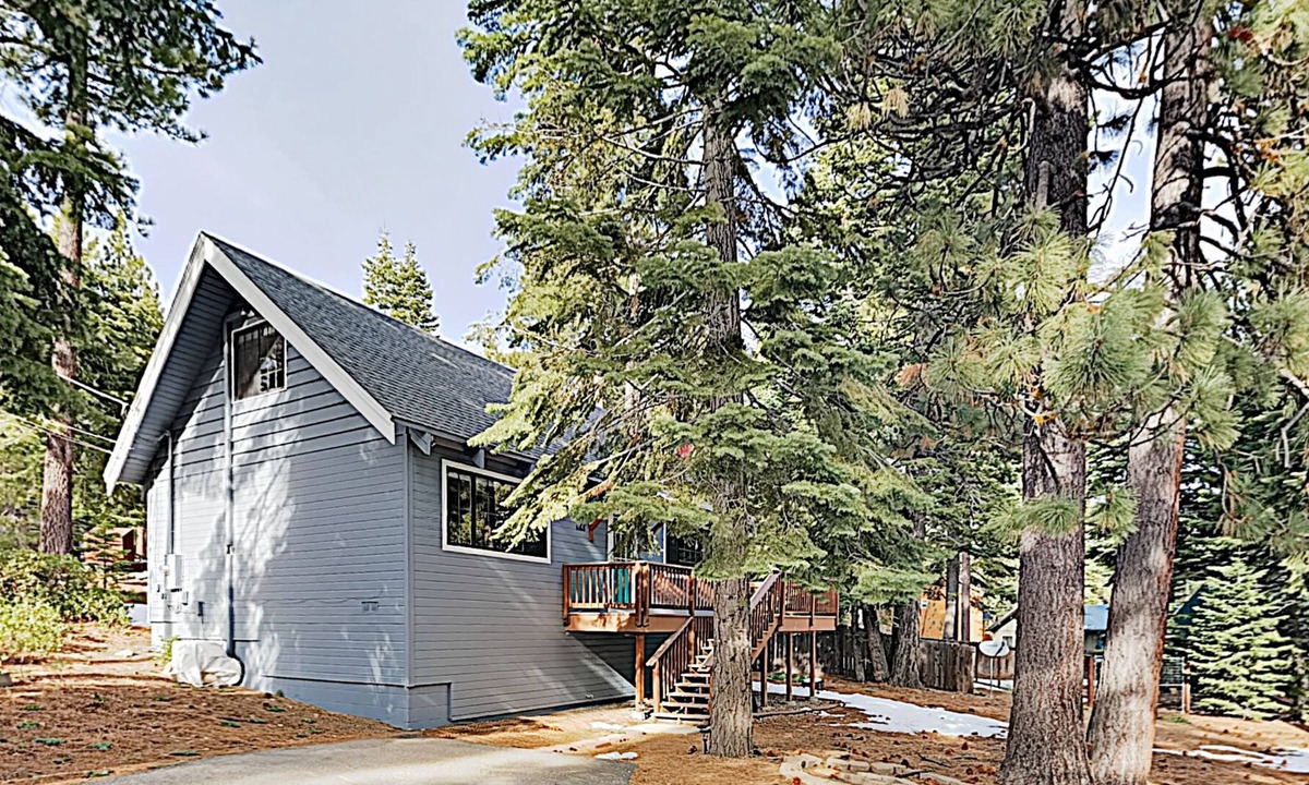 Pioneer Trail Cabin | Sparkling Mountain-View Cabin on Corner Lot - 2 Blocks to Trails