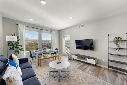 Sparks Apartment | Sparks 2BR Waterfront · Spring Getaway & Rooftop