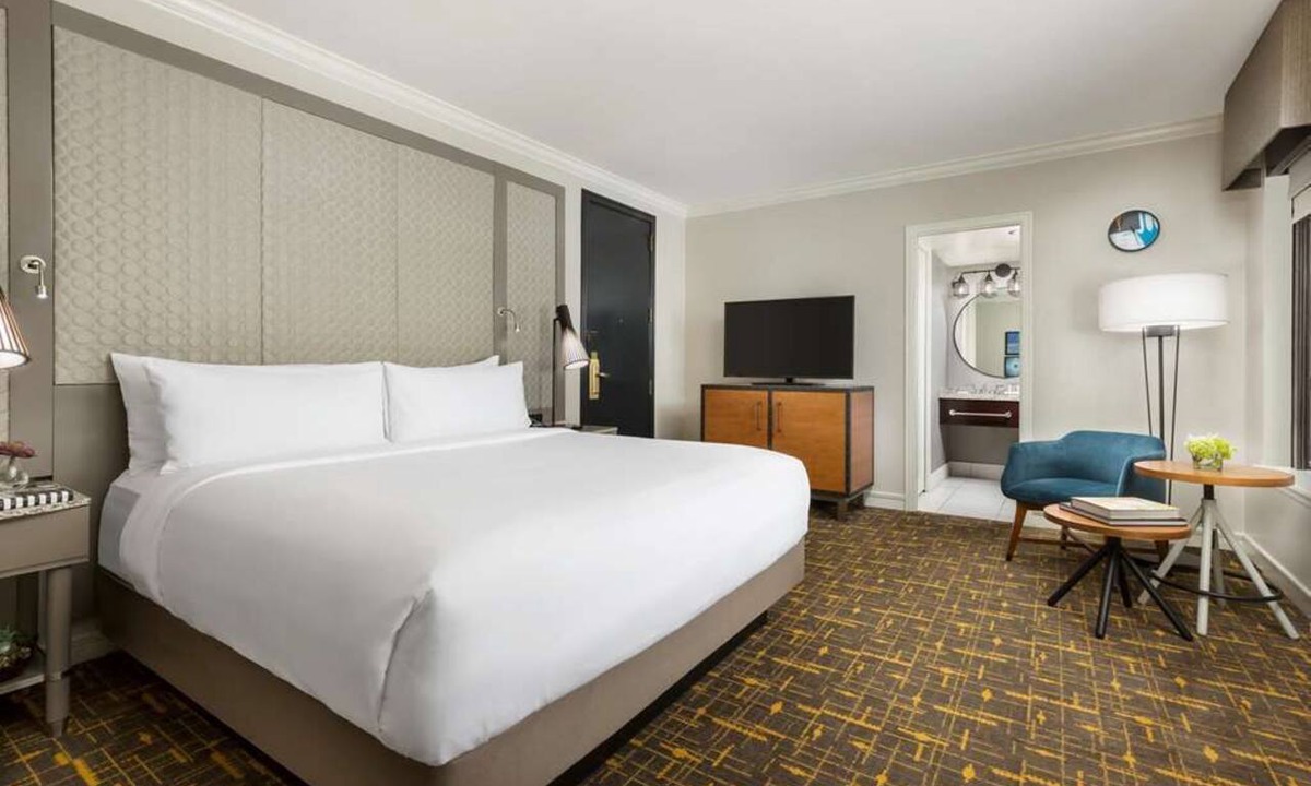 Lower Nob Hill Hotel | Standard Queen Room at Stanford Court Hotel, Pets Are Welcome!