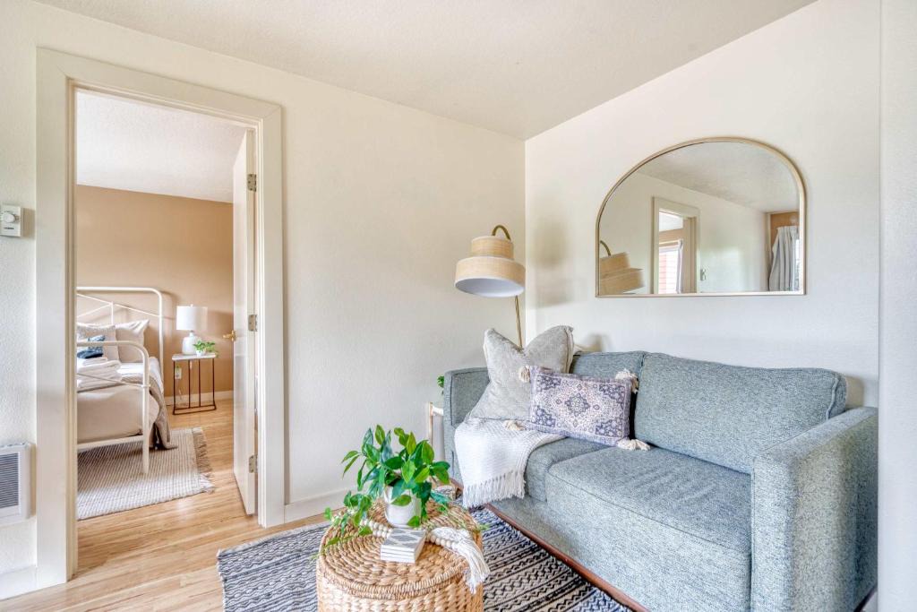 Corbett - Terwilliger - Lair Hill Apartment | Stay Portland - Adorable Bright 1 Bed Near OHSU