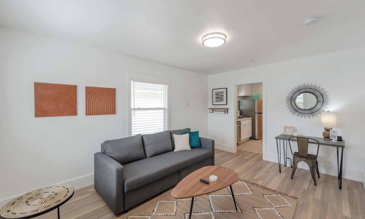 Coos Bay House | #StayinMyDistrict Coos Bay Goldfinch Cottage