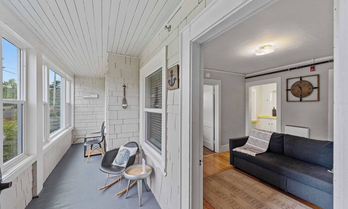 Coos Bay Apartment | #StayinMyDistrict Historic Heritage Walk to Bay