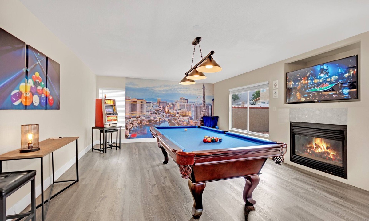 Green Valley North House | Stella Villa: Luxe 5BR Pet Friendly Retreat w/pool table, darts, 65” TV, wet bar, ping pong