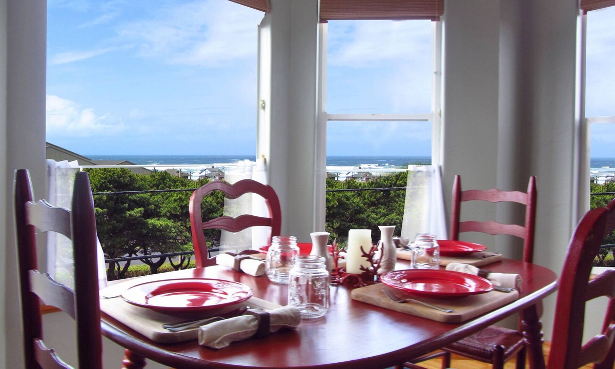 Newport House | Steps to Everything, Sunroom Spa, Secret Game Room!