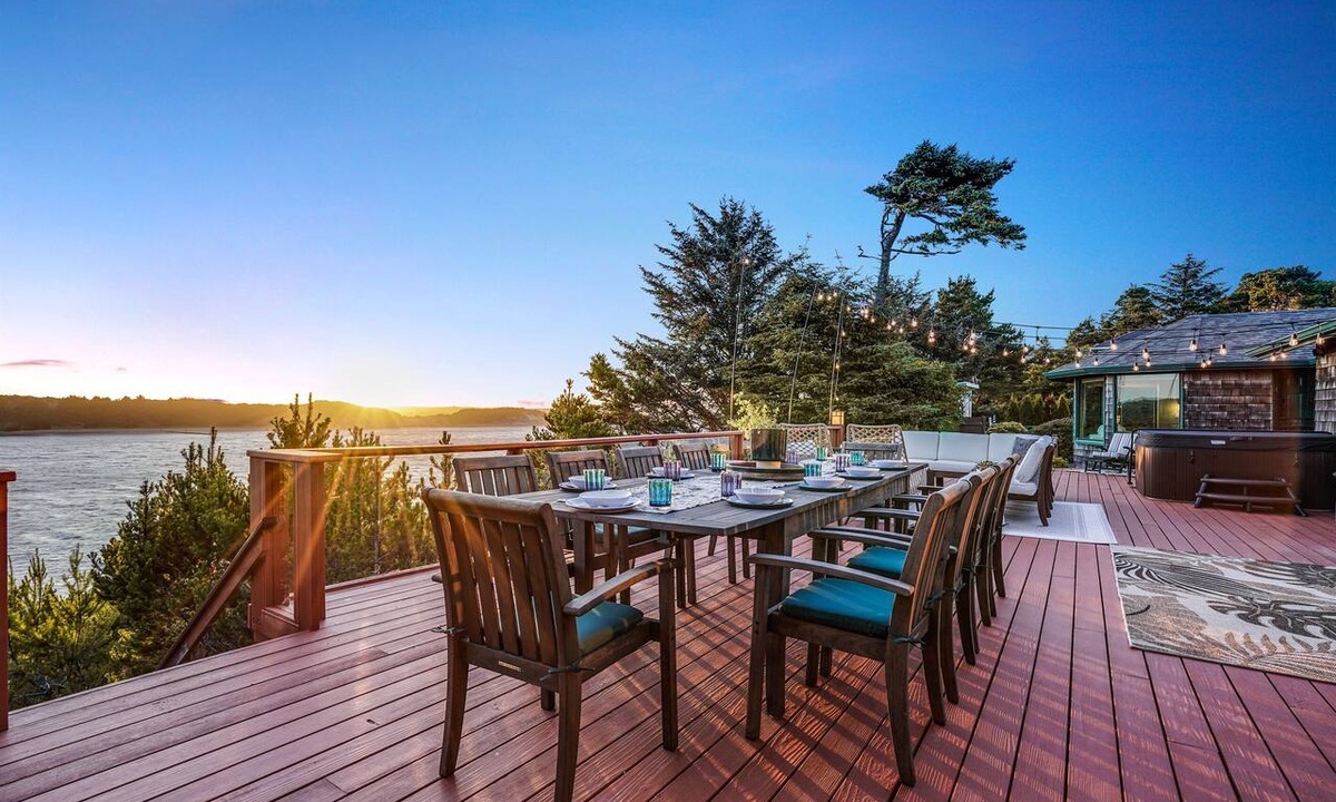 Florence House | Steps to Pvt Beach on River, HotTub @pinpointstays