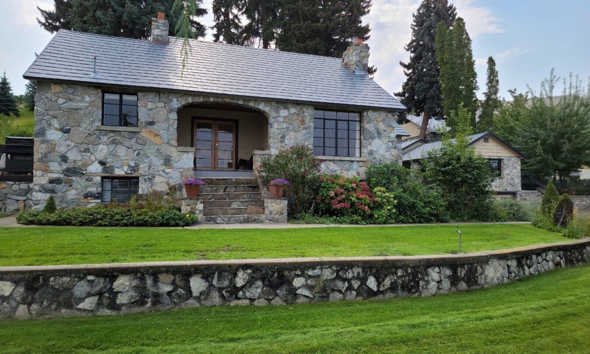 Ardenvoir House | Stone House at Callan Cellars Chelan!