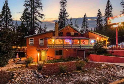 Strawberry Hotel | StrawberryInn River Front Resort