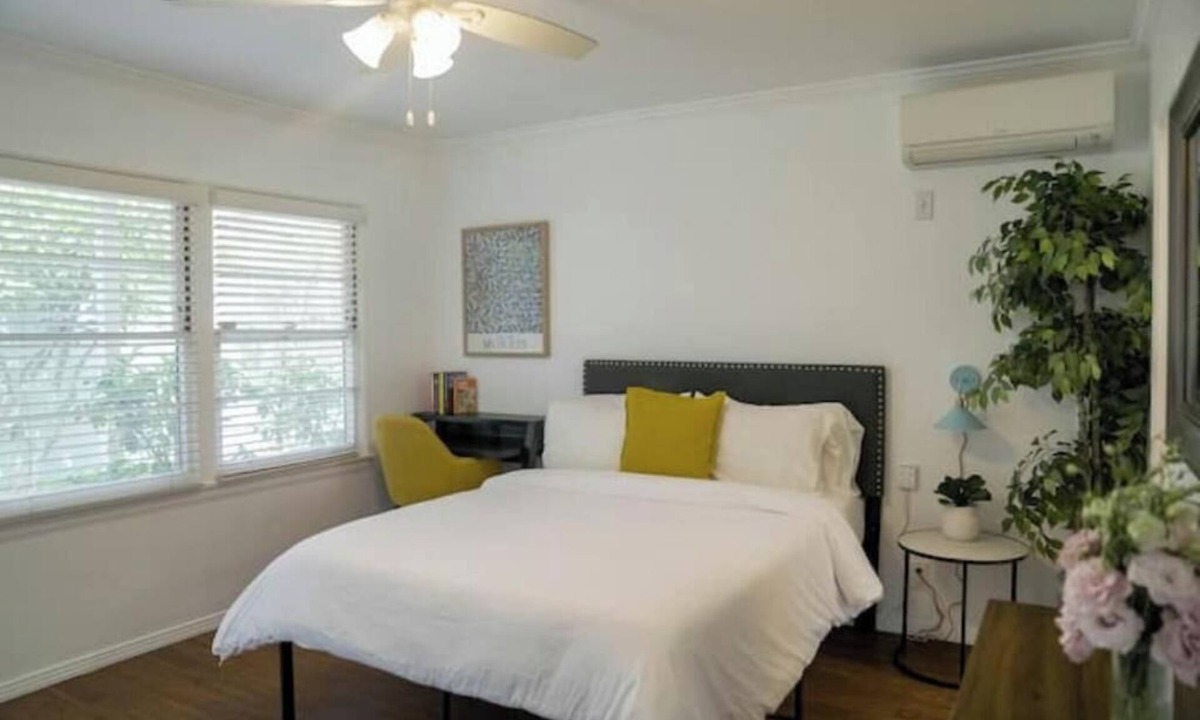 North of Wilshire Apartment | Studio Garden Retreat near everything - B