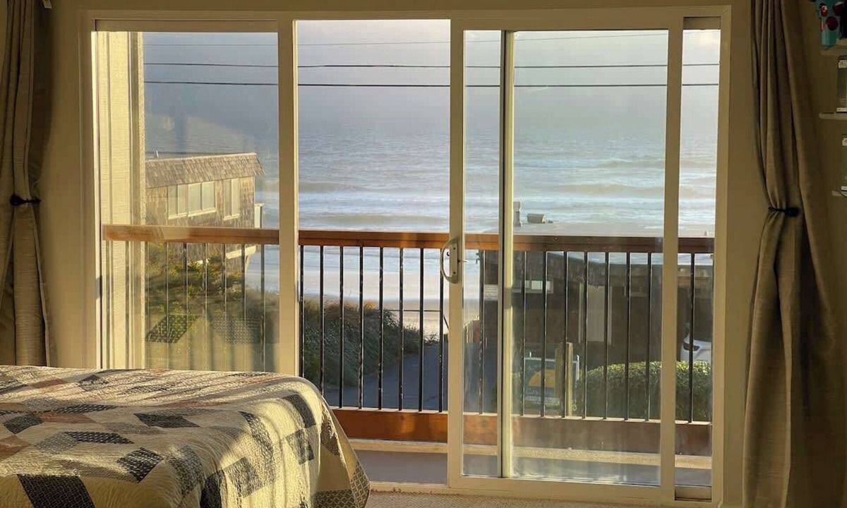 Lincoln City Condo | Studio w/King Bed, Ocean Views, Pet Friendly!