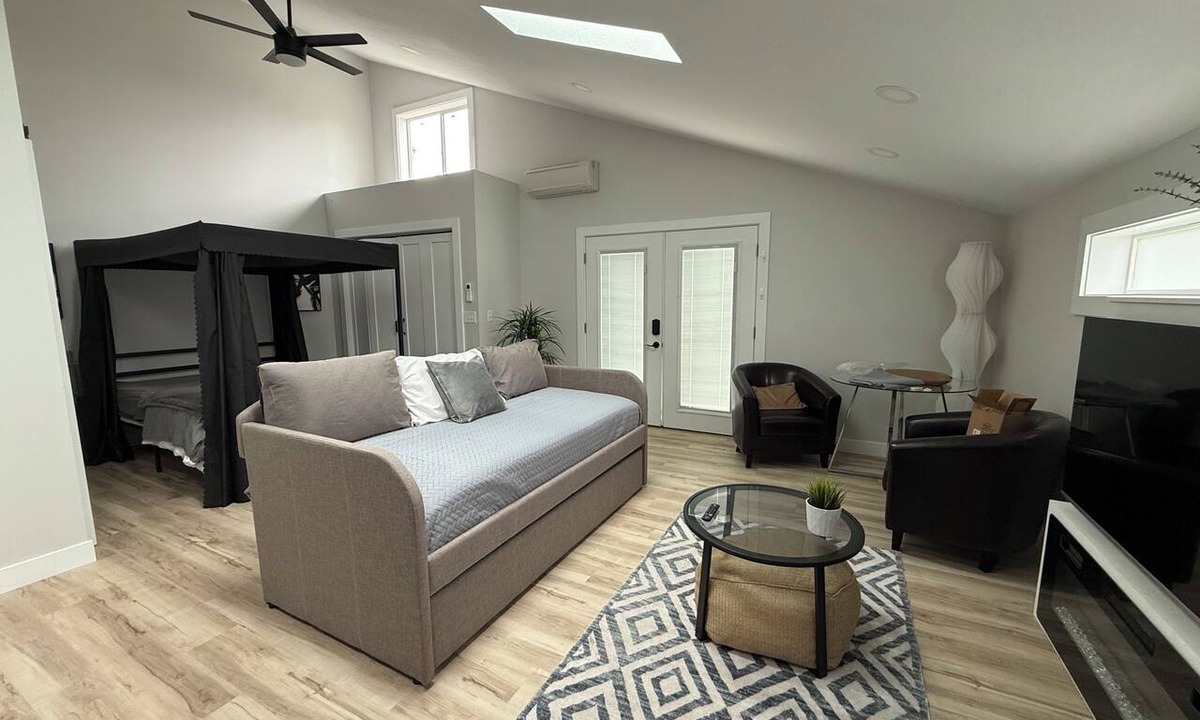 Springfield Apartment | Studio with AC near RiverBend Hospital