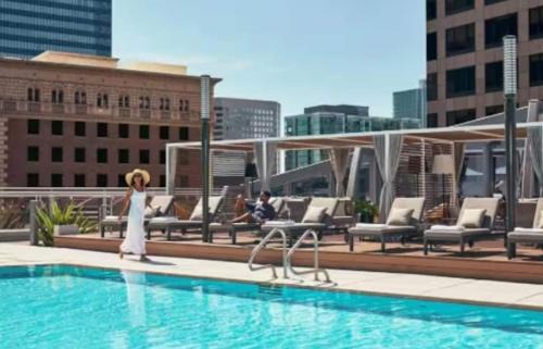 Downtown Los Angeles Apartment | Stunning 3 Bedroom High-Rise with Pool, Spa, and Rooftop Views