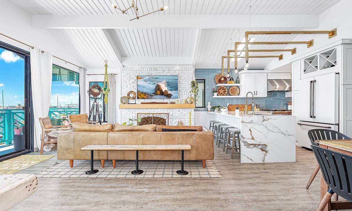 Balboa Island House | Stunning Balboa Island Home with Bayfront Balcony and Rooftop Deck
