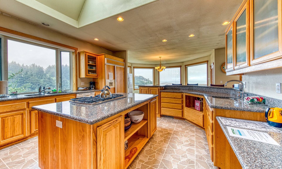 Bandon House | Stunning blufftop home w/deck & views of the ocean/hills - 2 dogs welcome