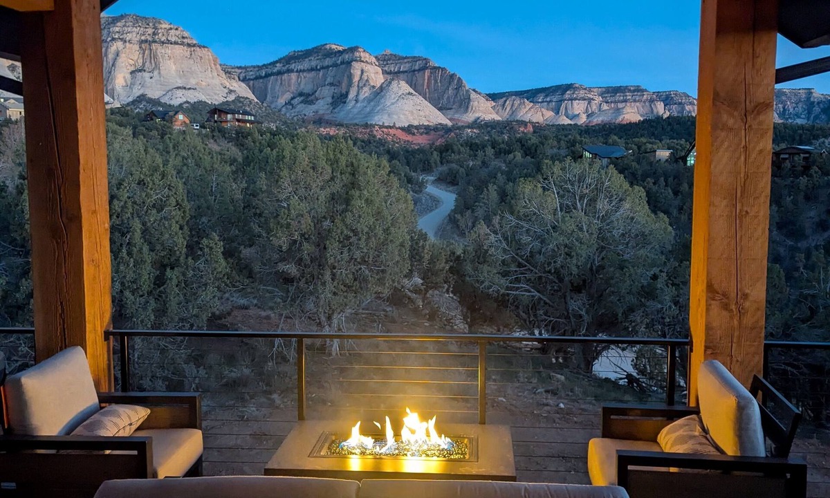 Orderville House | Stunning Cliff Views| Private Hot Tub, Sauna & Gym