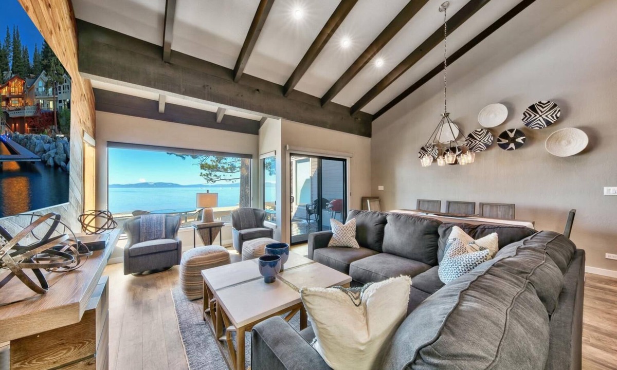 South Lake Tahoe House | Stunning Lakefront Near Heavenly LLV611