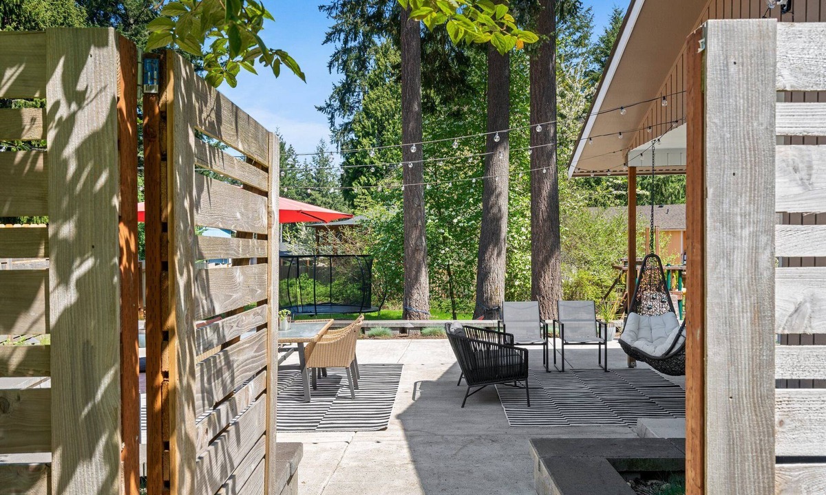 Lacey House | Stunning MCM in Lacey Sleeps 8+AC