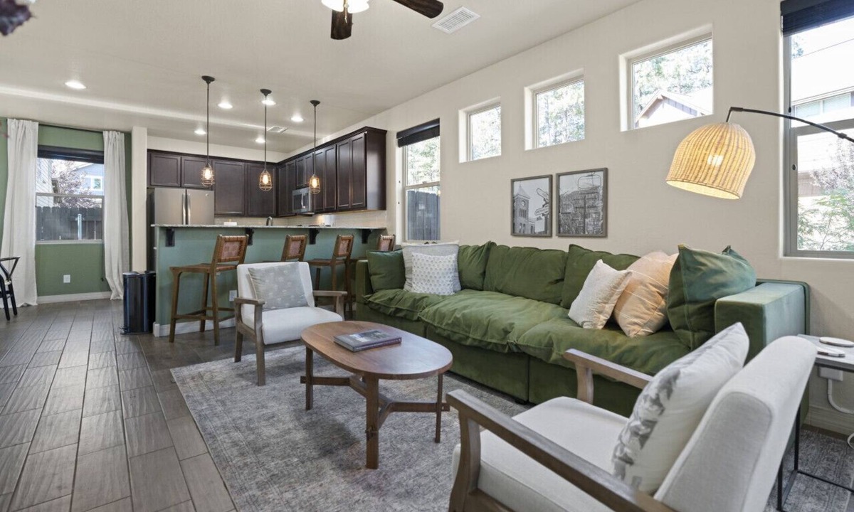 Flagstaff House | *Stylish*A/C* Swings*Fully Fenced Yard*