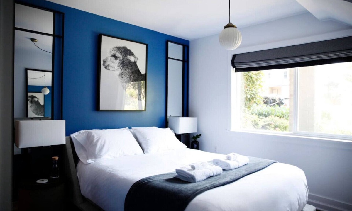Central District Villa | Stylish Cherry Street Townhome with outdoor deck