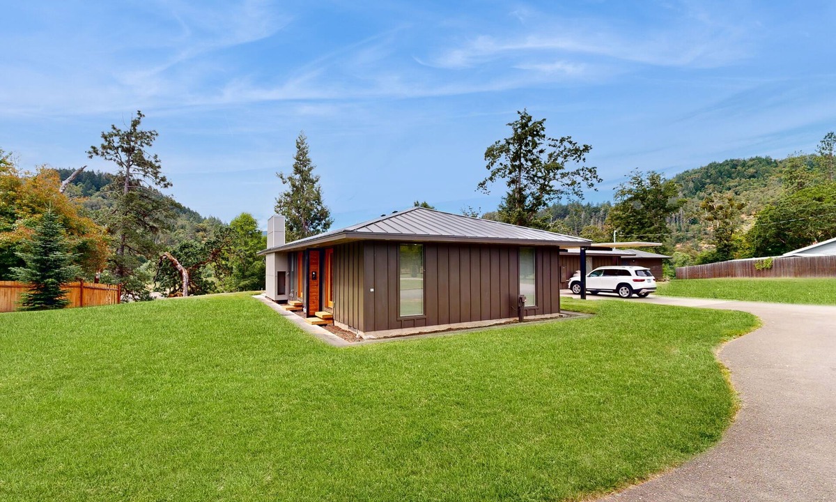 Myrtle Creek Hotel | Stylish cottage with river views, central location, & modern amenities