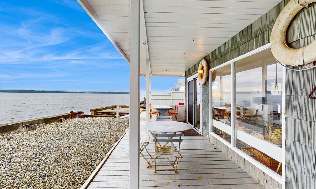 Rollingbay House | Stylish & historic seaside cottage with easy beach access & amazing views