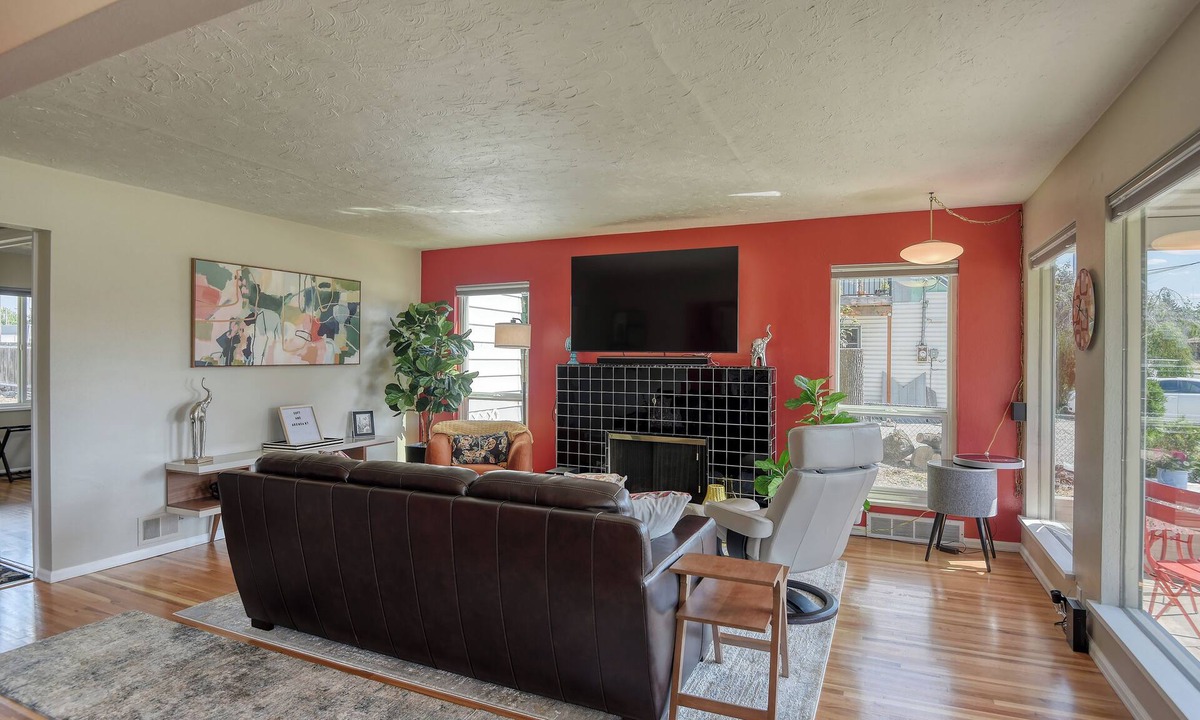 Spokane Valley House | Stylish Mid-Century 3BR/2BA. Huge, Shaded Pet-Friendly Yard, Sauna, Fire Pit