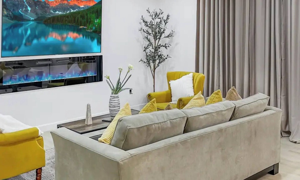 Modesto House | Stylish Modesto Getaway: Near Hospitals & Shopping