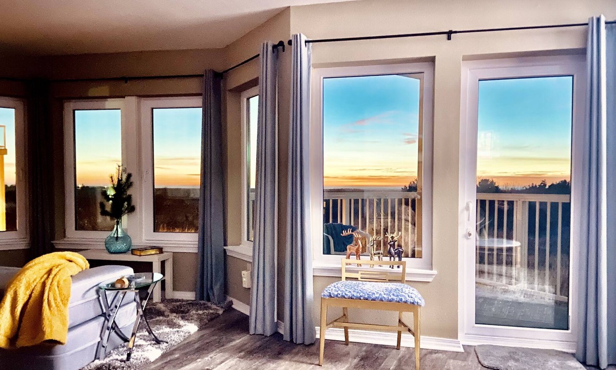 Long Beach Condo | Stylish Oceanfront Escape 2 Master Suites King Bed