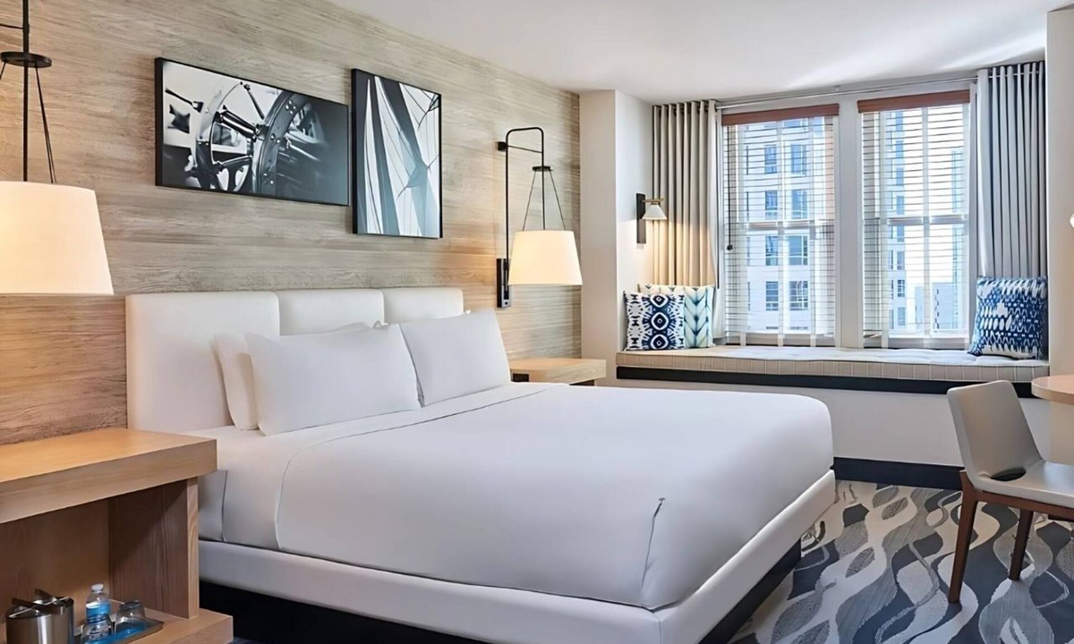 Downtown San Diego Hotel | Stylish Pet-Friendly Classic King Room in Hotel Republic - Near Little Italy