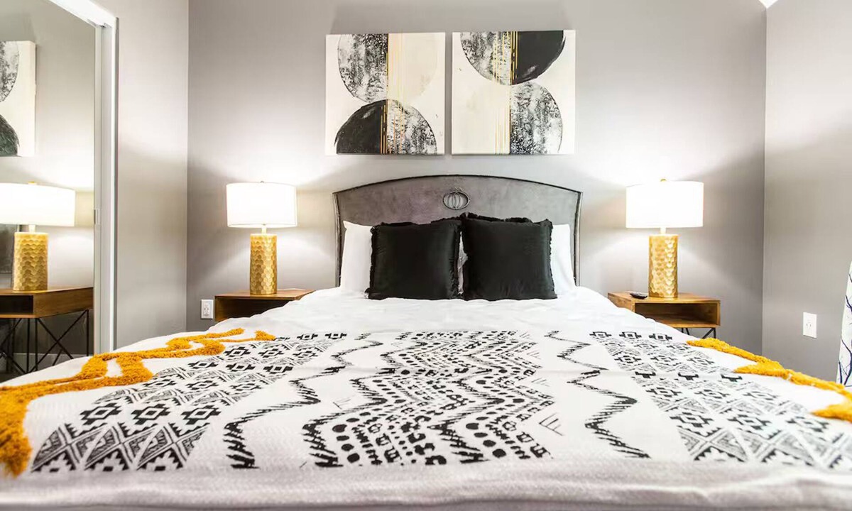 University Heights Apartment | Stylish Urban Retreat – University Heights