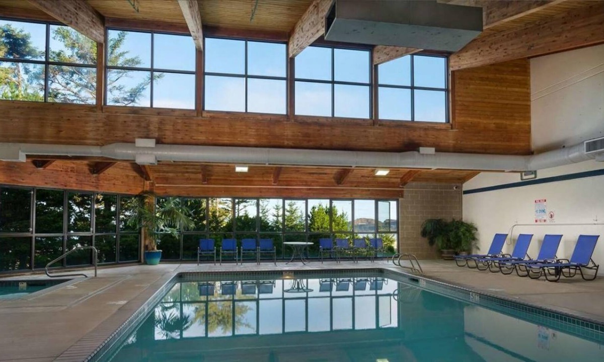 Newport House | Sun and Sand! Hillside View, Indoor Swimming Pool, Free Parking!