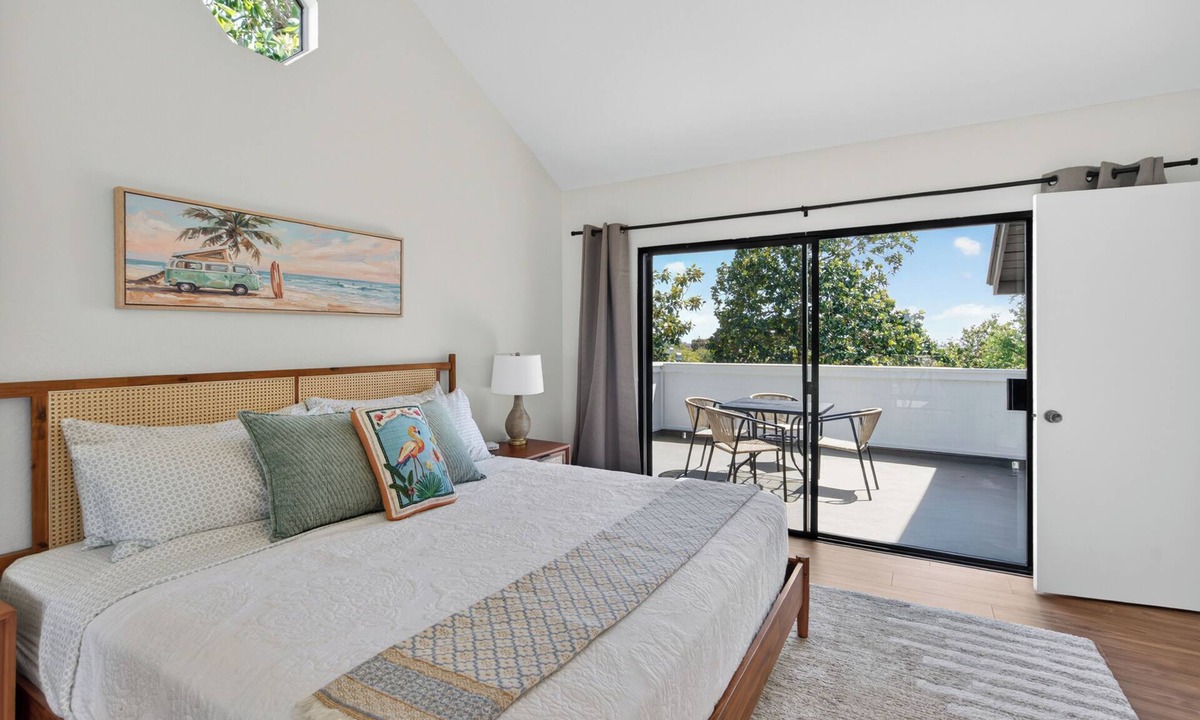 Spinnaker Hill House | Sunlit Coastal Escape with Ocean Views