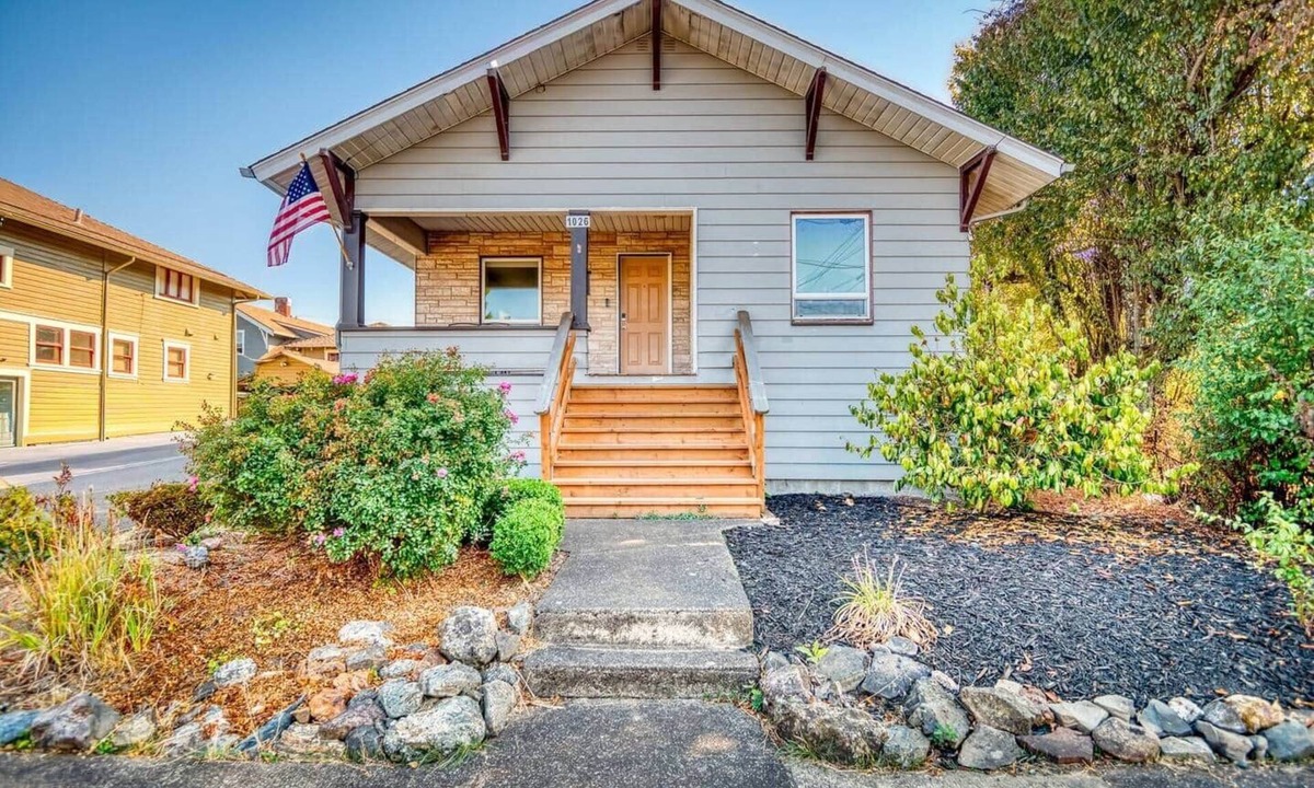 Albany House | Sunny 2BR Albany Retreat | King Bed & Free Breakfast