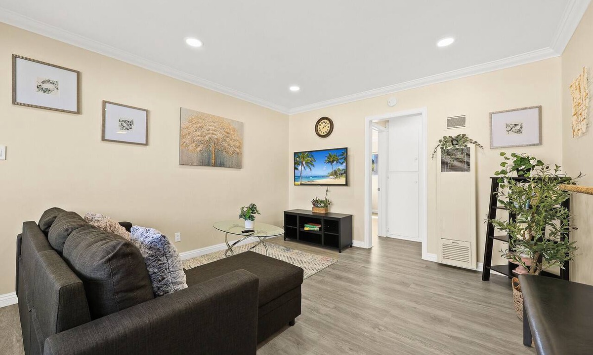 Monterey Park Apartment | Sunny & Cheerful Near I-10 ~ Queen Beds ~ Parking!