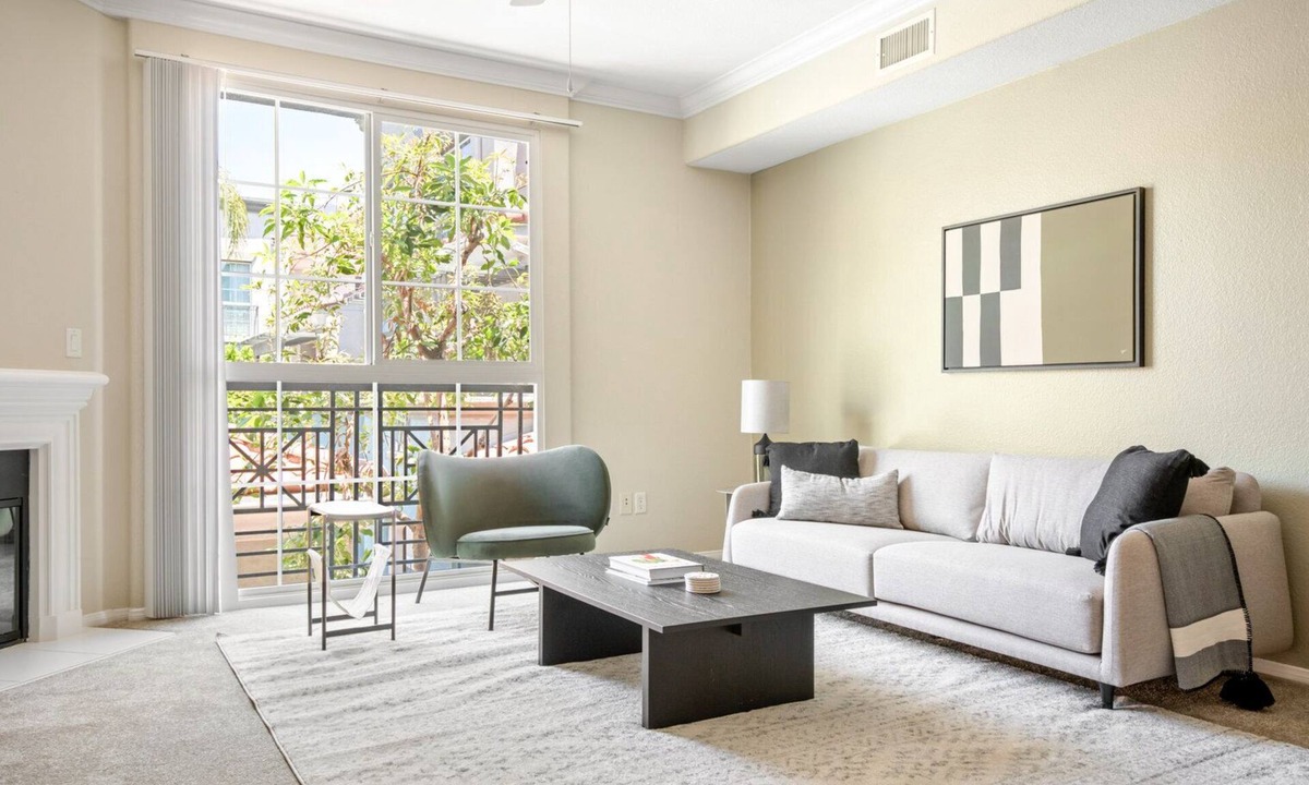 Verdugo Viejo Apartment | Sunny Glendale 2BR w/ Gym, Pool & Jacuzzi, walk to Bars, by Blueground