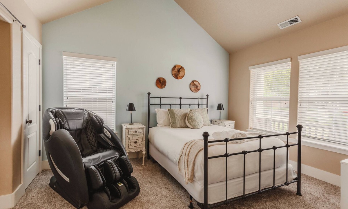 Old Farm District House | Sunshine Retreat-Hot Tub,Massage Chair,Espresso&EV