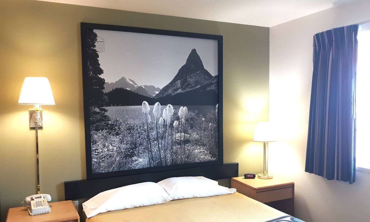 Hamilton Hotel | Super 8 by Wyndham Hamilton