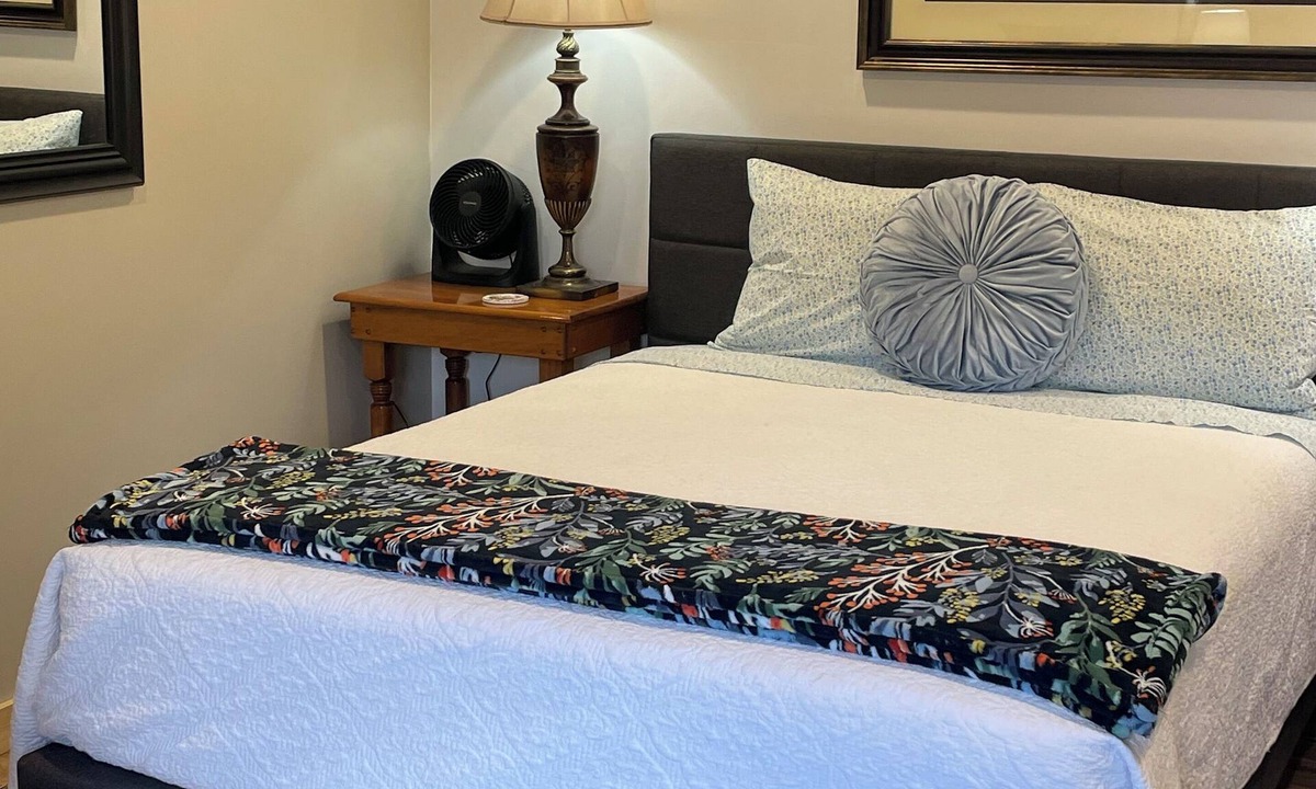 La Grande Apartment | Super Cozy Downtown Studio Full Kitchen - EOU - Easy Walk Short Drive Hot Lakes